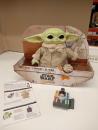 Brinquedo de pelúcia Star Wars Baby Yoda da The Mandalorian - Sons e Movimentos - Macio com Base